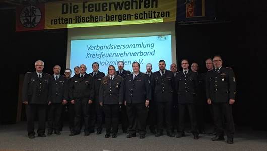Beförderungen und hohe Ehrung für Holzmindener Kameraden bei der Kreisfeuerwehrverbands- versammlung (26.04.2024)