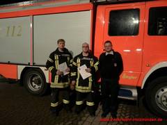 Nachgeholte Ehrung und Beförderung: v.l.n.r: Thorsten Melms, Heiko Beenders und Ortsbrandmeister Michael Nolte