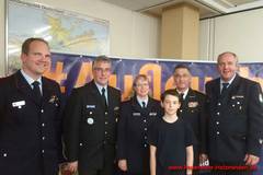 Gruppenbild mit Feuerwehr-Prominenz: Lehrer und Feuerwehrmann Dr. Benjamin Kreitz, LFV-Präsident Karl-Heinz Banse, Landesjugendfeuerwehrwartin Anke Fahrenholz, DFV-Präsident Hartmut Ziebs und Stadtbrandmeister Stahlmann (hi., v.l.) sowie Campe-Schüler Linus Schwingel (vorn)