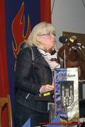 Regina Hufnagel, Vorsitzende des Ausschusses für allgemeine Ordnung und Feuerwehr, dankt den Kameraden für ihren Einsatz