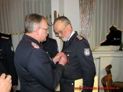 Auszeichnung des Landesfeuerwehrverbandes für 50-jährige Mitgliedschaft für Friedrich Ahlbrecht durch Kreisbrandmeister Dirk Hartmann