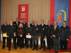 Die geehrten Kameraden mit den Ehrengästen (v.l.n.r.): Klaus Ried, Friedrich Ahlbrecht, Bürgermeister Jürgen Daul, Ausschussvorsitzende Regina Hufnagel, Stadtbrandmeister Stahlmann, Markus Breyer, Holger Großkopf, Walter Breker, Erich Werner, Kreisbrandmeister Hartmann, stv. Kreisbrandmeister Heinemeyer (verdeckt), Amtsleiter Burkhard Woitczyk, Ortsbrandmeister Nolte