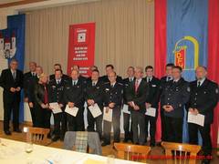 Die beförderten Kameraden mit den Ehrengästen (v.l.n.r.): Bürgermeister Jürgen Daul, Stadtbrandmeister Stahlmann, Frank Drescher, Ausschussvorsitzende Regina Hufnagel, Kai Eckstein, Tobias Hauske, Markus Breyer, Hans-Micha Heidenreich, Heiko Lechler, Christian Willeke, Marcel Schünemann, Pascal Blume, Holger Gronstedt, Amtsleiter Burkhard Woitczyk, Phillip Kunz, Carl-Wilhelm Dierks, Ortsbrandmeister Michael Nolte, Oliver Dröge