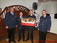 40 Jahre aktive Mitgliedschaft in der Feuerwehr Holzminden (v.l.n.r.): Stadtbrandmeister Stahlmann, stv. Ortsbrandmeister Hauske, Otto Bertram, Ortsbrandmeister Nolte